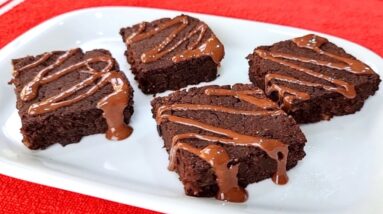 Só 3 INGREDIENTES! Brownie SEM FARINHA, AÇÚCAR E LEITE - Fácil e Saudável (+Fibras e Proteínas)