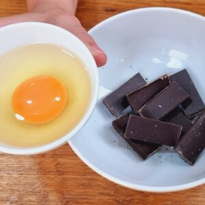 Só 3 MIN! Misture OVO CRU e CHOCOLATE e vai AMAR! Sem Farinha e Açúcar - Fácil e Delicioso!