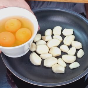 SUBSTITUA O PÃO! Misture OVO CRU COM ALHO e vai VICIAR nessa DELÍCIA!