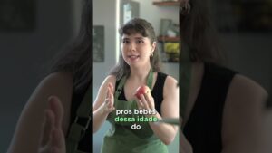ESSA É A MANEIRA CORRETA DE OFERECER MAÇÃ PARA SEU NENÉM